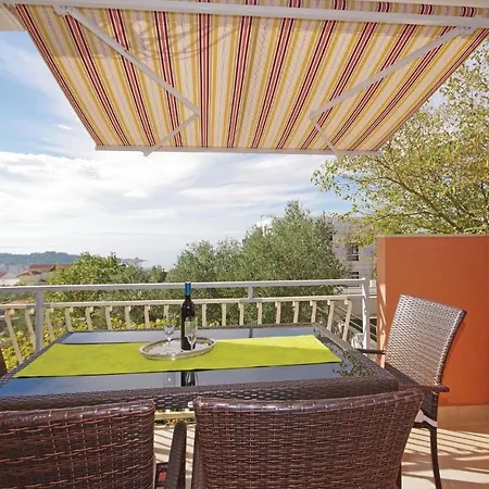 1 Bedroom Awesome In Apartment Makarska
