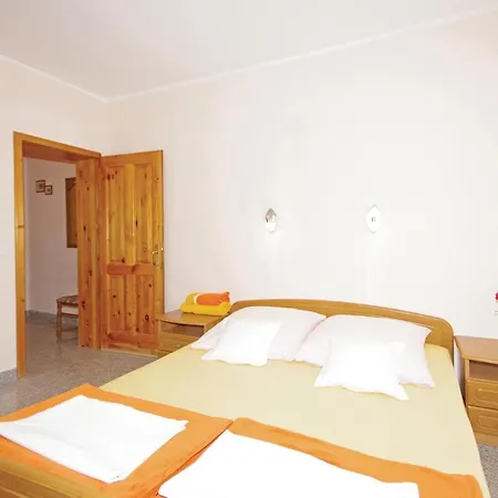 1 Bedroom Awesome In Apartment Makarska