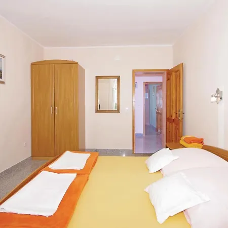 1 Bedroom Awesome In Apartment Makarska